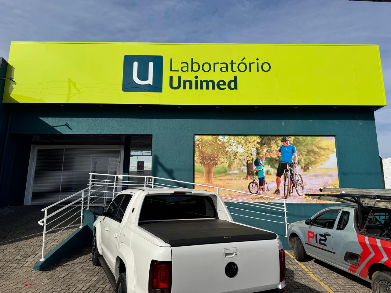 Fachada em lona com identidade visual